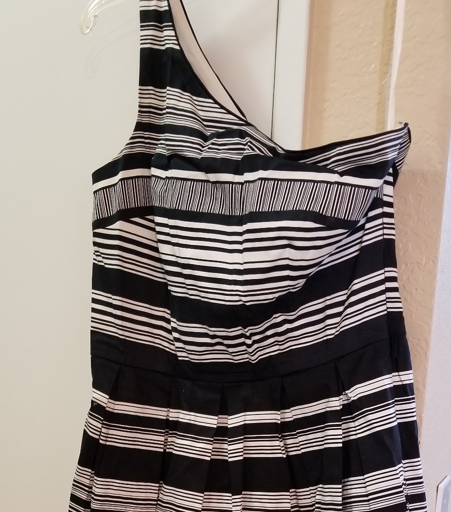Dress one shoulder